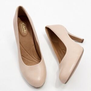 Clarks Artisan Heavenly Star Leather Classic Nude Pumps. Size 8.5 NWT